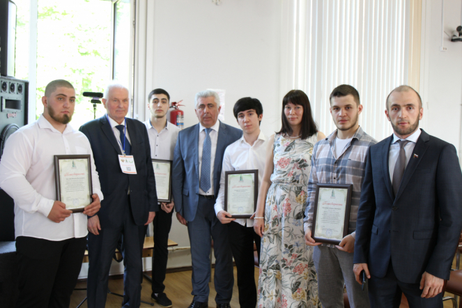 Церемония открытия конгресса ординаторов началась с награждения студентов вуза, оказавших помощь посетителю торгово-развлекательного комплекса «Европолис»