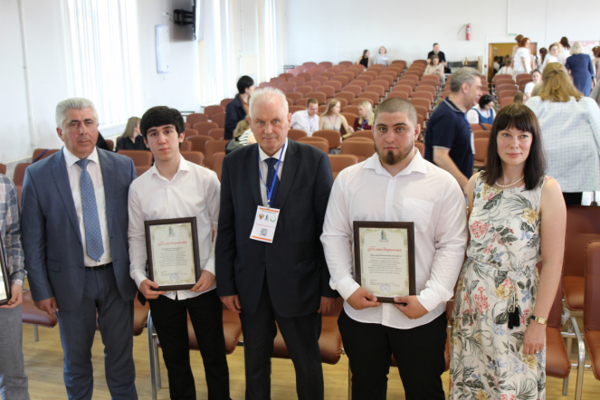Церемония открытия конгресса ординаторов началась с награждения студентов вуза, оказавших помощь посетителю торгово-развлекательного комплекса «Европолис» 13