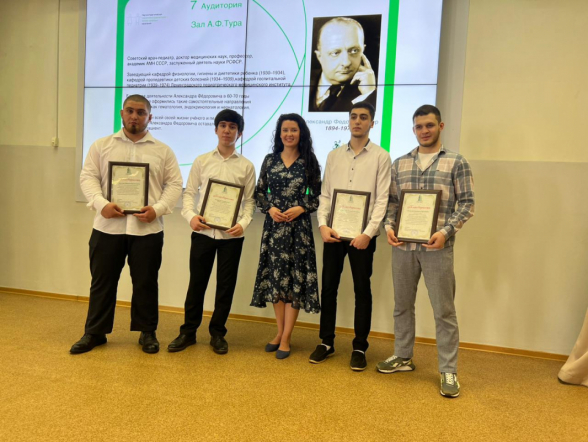 Церемония открытия конгресса ординаторов началась с награждения студентов вуза, оказавших помощь посетителю торгово-развлекательного комплекса «Европолис» 18