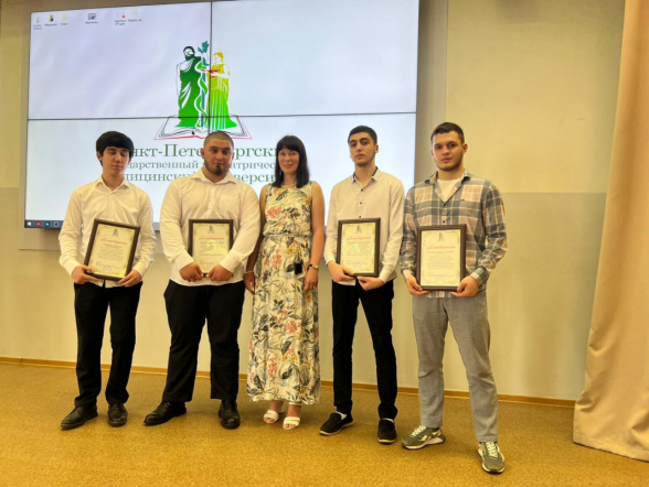 Церемония открытия конгресса ординаторов началась с награждения студентов вуза, оказавших помощь посетителю торгово-развлекательного комплекса «Европолис» 20