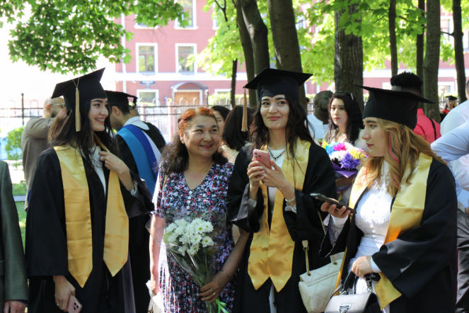 Иностранным выпускникам Педиатрического университета вручили дипломы о высшем образовании 1