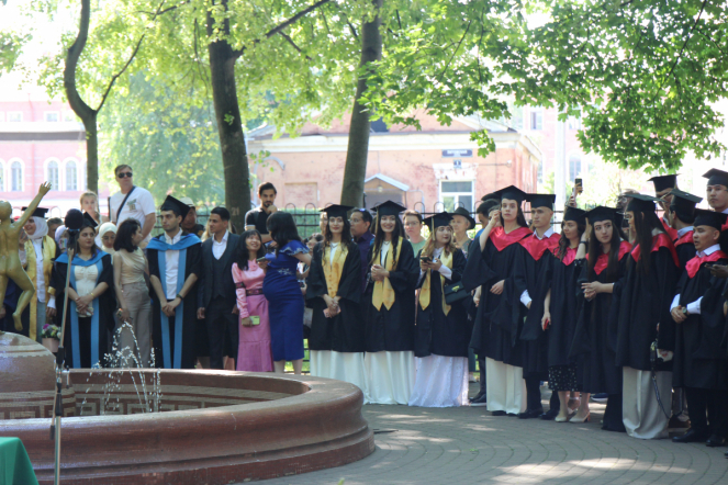 Иностранным выпускникам Педиатрического университета вручили дипломы о высшем образовании 10