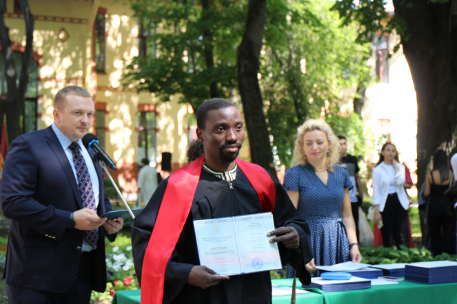 Иностранным выпускникам Педиатрического университета вручили дипломы о высшем образовании 30