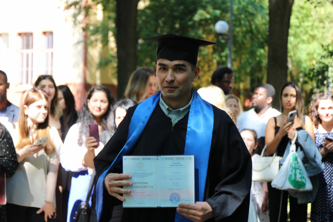 Иностранным выпускникам Педиатрического университета вручили дипломы о высшем образовании 45