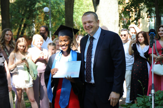 Иностранным выпускникам Педиатрического университета вручили дипломы о высшем образовании 47