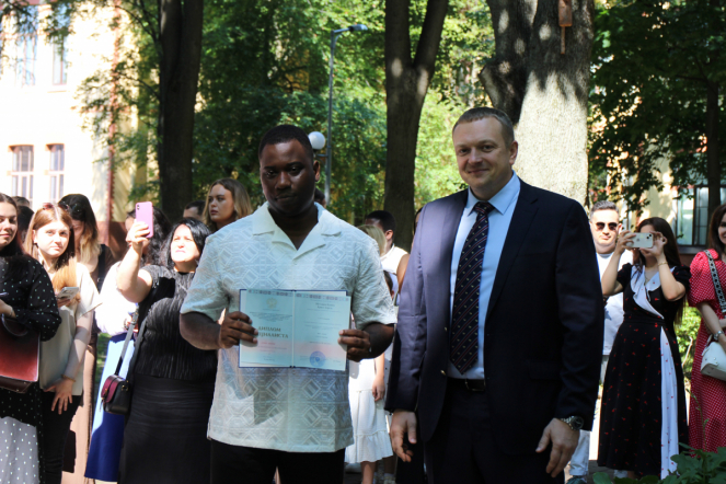 Иностранным выпускникам Педиатрического университета вручили дипломы о высшем образовании 48