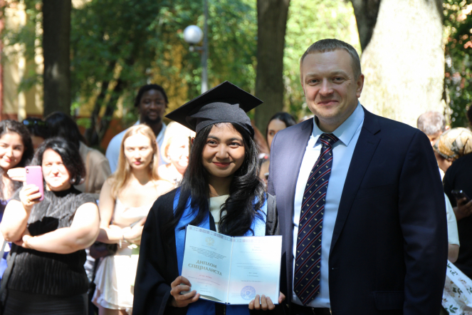 Иностранным выпускникам Педиатрического университета вручили дипломы о высшем образовании 52