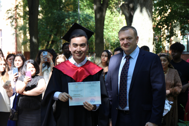 Иностранным выпускникам Педиатрического университета вручили дипломы о высшем образовании 53