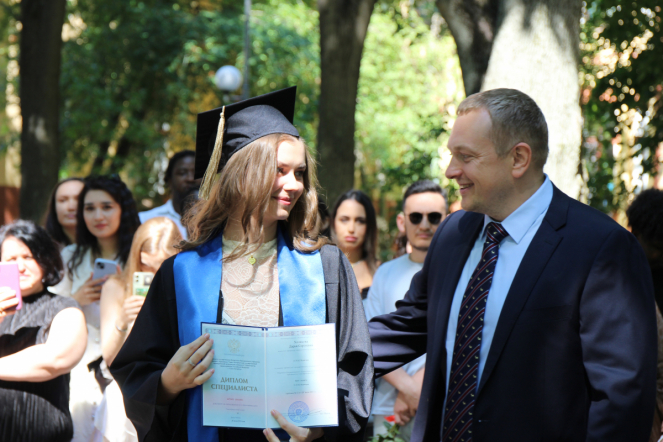 Иностранным выпускникам Педиатрического университета вручили дипломы о высшем образовании 55