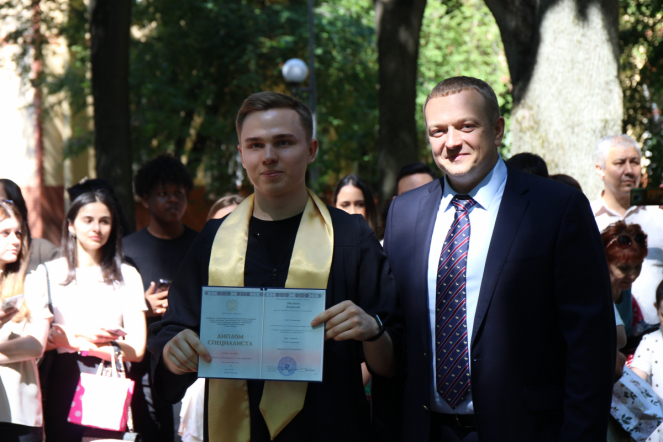Иностранным выпускникам Педиатрического университета вручили дипломы о высшем образовании 64