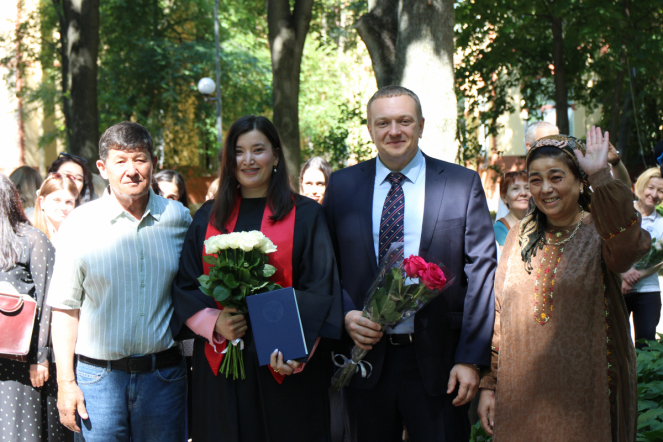 Иностранным выпускникам Педиатрического университета вручили дипломы о высшем образовании 72