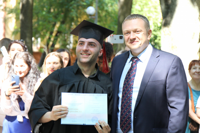 Иностранным выпускникам Педиатрического университета вручили дипломы о высшем образовании 76