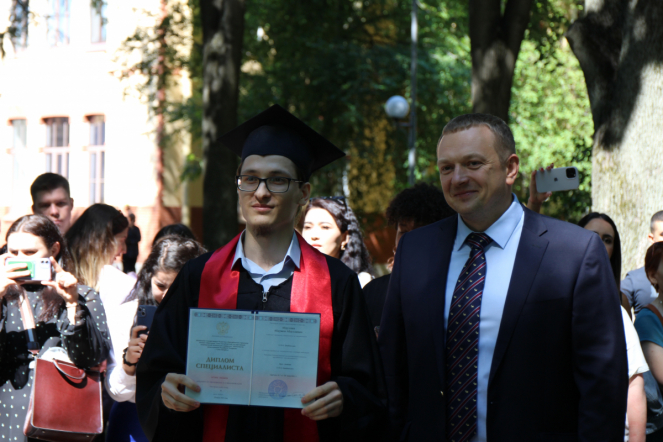Иностранным выпускникам Педиатрического университета вручили дипломы о высшем образовании 78