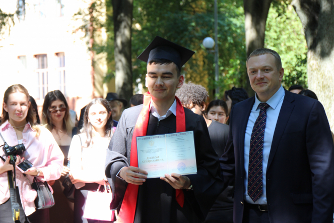 Иностранным выпускникам Педиатрического университета вручили дипломы о высшем образовании 86