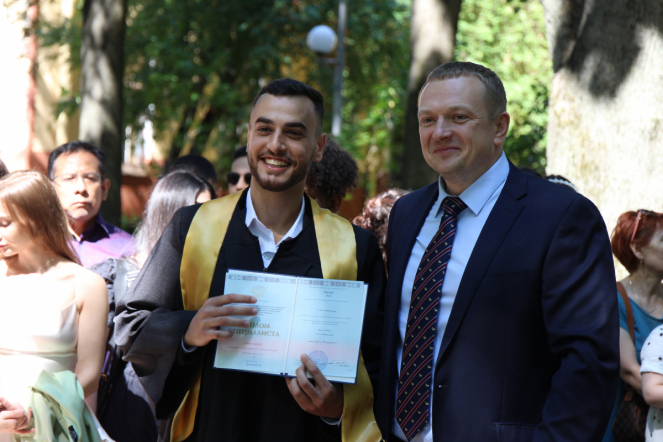 Иностранным выпускникам Педиатрического университета вручили дипломы о высшем образовании 89