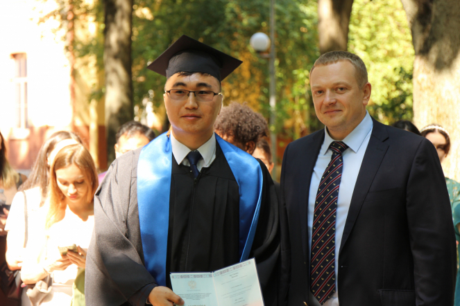 Иностранным выпускникам Педиатрического университета вручили дипломы о высшем образовании 90