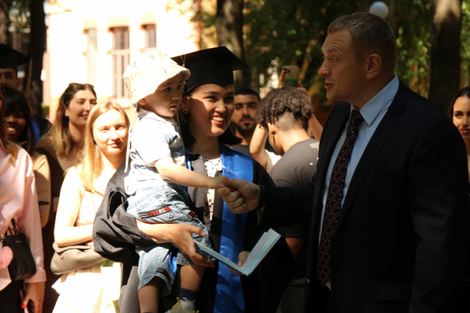 Иностранным выпускникам Педиатрического университета вручили дипломы о высшем образовании 92