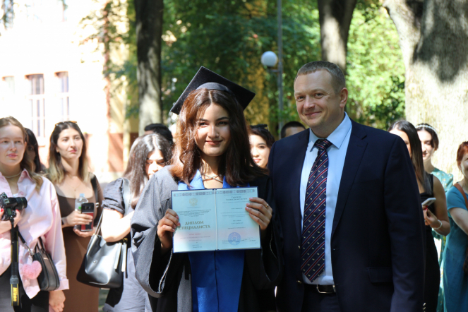 Иностранным выпускникам Педиатрического университета вручили дипломы о высшем образовании 96
