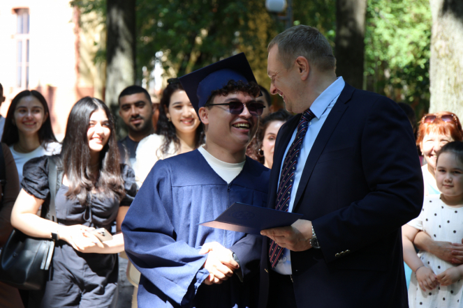 Иностранным выпускникам Педиатрического университета вручили дипломы о высшем образовании 100