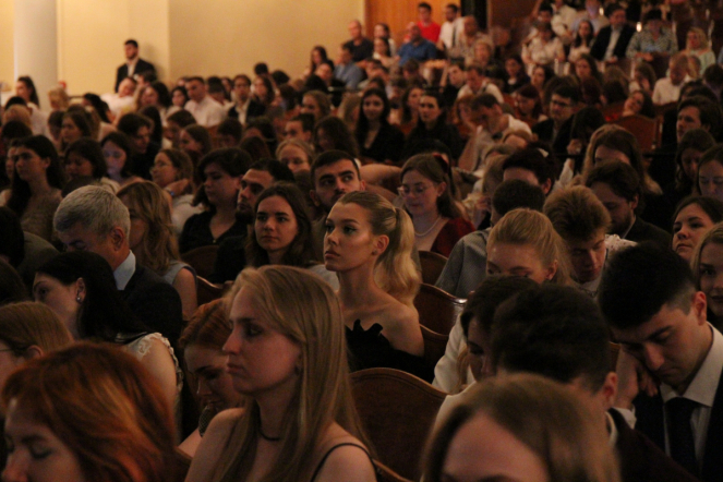 В Педиатрическом университете вручили дипломы выпускникам 61