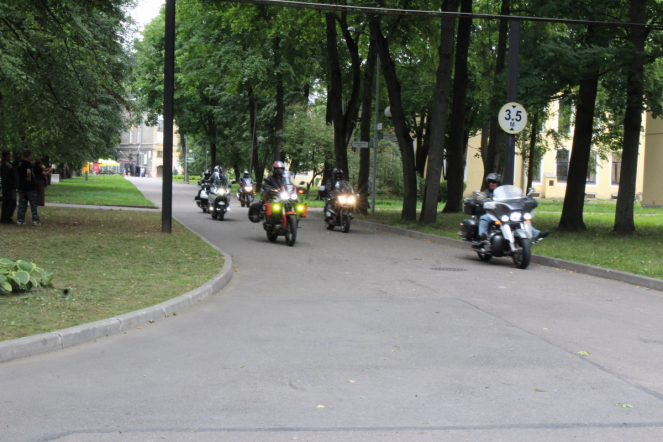 Мотопробег в честь медиков финишировал в Педиатрическом университете 2