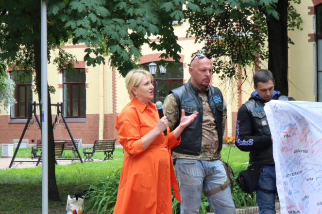 Мотопробег в честь медиков финишировал в Педиатрическом университете 13