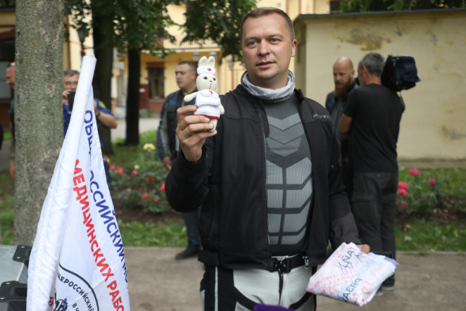 Мотопробег в честь медиков финишировал в Педиатрическом университете 32