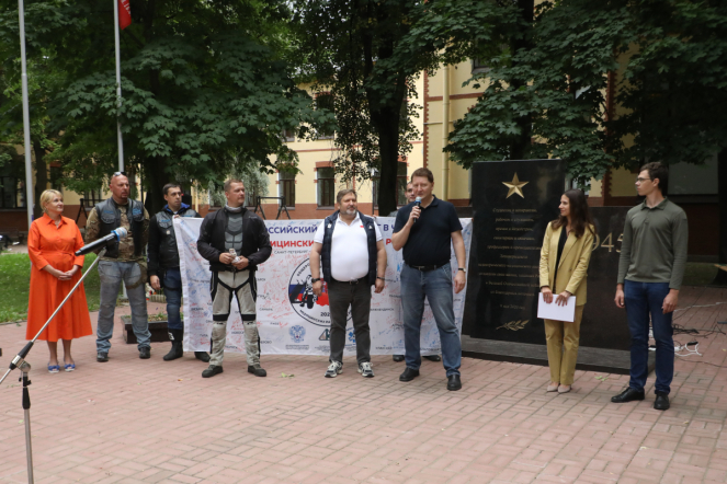 Мотопробег в честь медиков финишировал в Педиатрическом университете 34