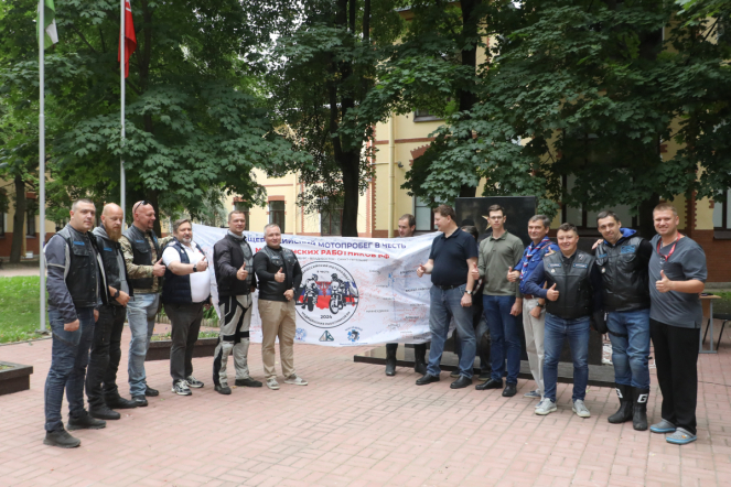 Мотопробег в честь медиков финишировал в Педиатрическом университете 40