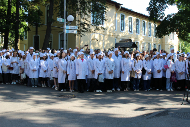 В Педиатрическом университете состоялась торжественная церемония посвящения в студенты 18