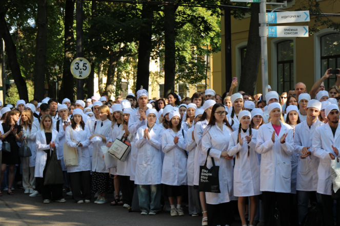 В Педиатрическом университете состоялась торжественная церемония посвящения в студенты 21