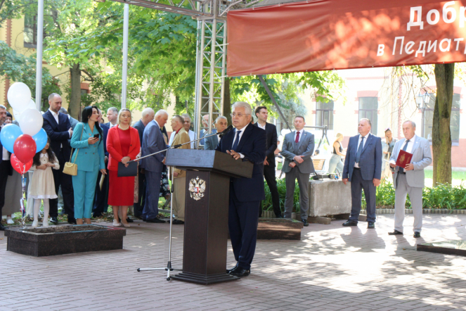 В Педиатрическом университете состоялась торжественная церемония посвящения в студенты 28