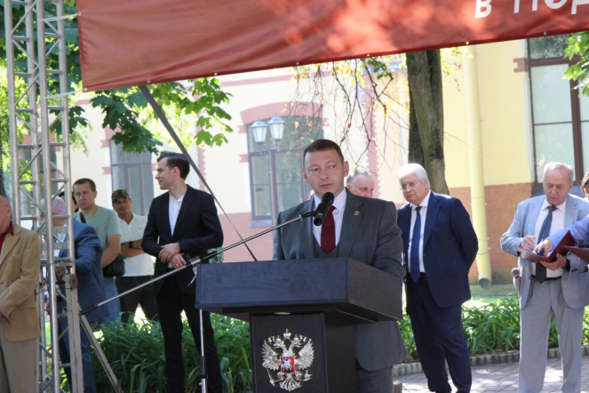 В Педиатрическом университете состоялась торжественная церемония посвящения в студенты 32