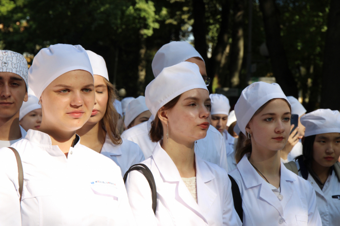 В Педиатрическом университете состоялась торжественная церемония посвящения в студенты 45
