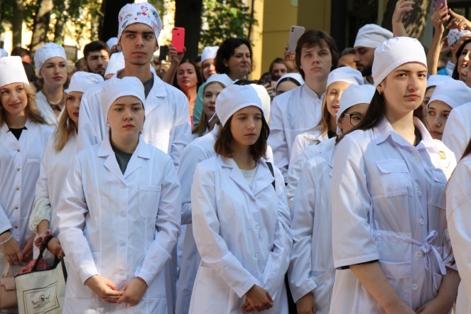 В Педиатрическом университете состоялась торжественная церемония посвящения в студенты 50