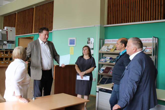 К 100-летию СПбГПМУ: Дмитрий Иванов открыл выставку в библиотеке вуза 8