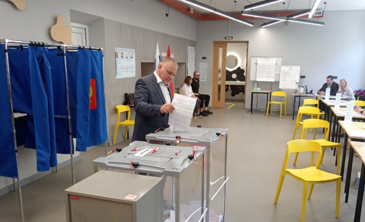 Дмитрий Иванов проголосовал на выборах губернатора Санкт-Петербурга