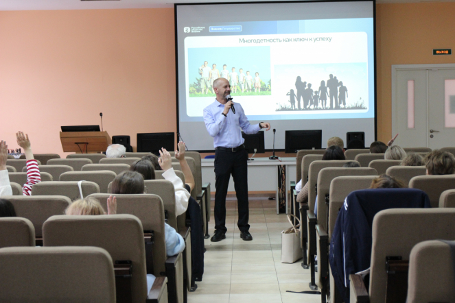 Российское общество «Знание» провело для студентов Педиатрического университета лекции о поддержке семей 12