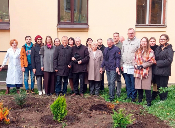 В Педиатрическом университете высадили аллею в честь столетия вуза