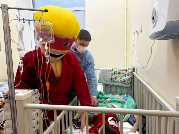 Пациентам Педиатрического университета подарили комиксы о супергерое Славе Самбо 2