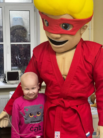 Пациентам Педиатрического университета подарили комиксы о супергерое Славе Самбо 4