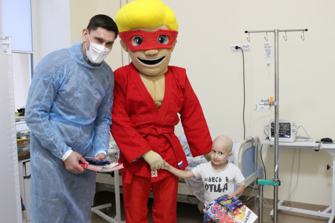 Пациентам Педиатрического университета подарили комиксы о супергерое Славе Самбо 7