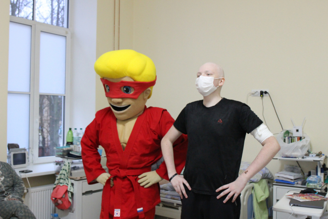 Пациентам Педиатрического университета подарили комиксы о супергерое Славе Самбо 9