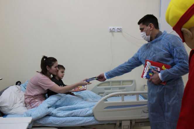 Пациентам Педиатрического университета подарили комиксы о супергерое Славе Самбо 10