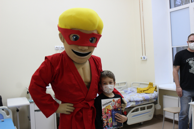 Пациентам Педиатрического университета подарили комиксы о супергерое Славе Самбо 11