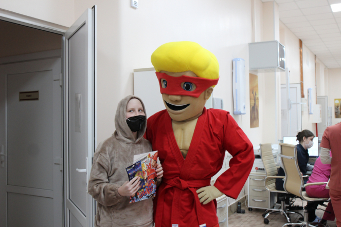 Пациентам Педиатрического университета подарили комиксы о супергерое Славе Самбо 12