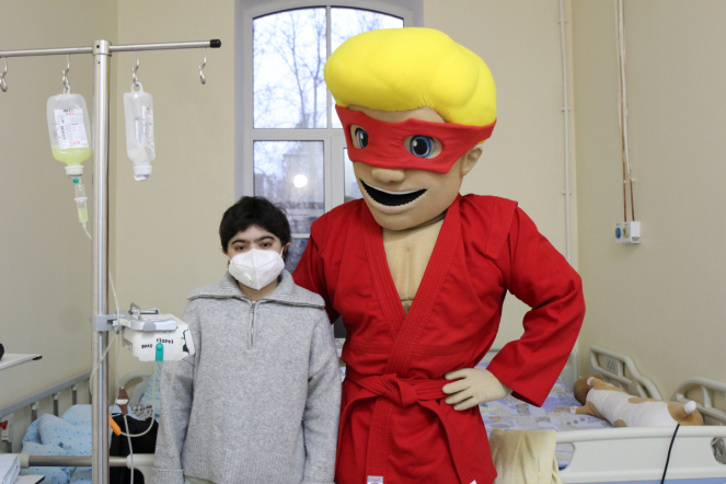 Пациентам Педиатрического университета подарили комиксы о супергерое Славе Самбо 13