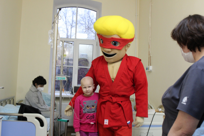 Пациентам Педиатрического университета подарили комиксы о супергерое Славе Самбо 14