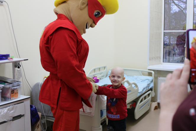 Пациентам Педиатрического университета подарили комиксы о супергерое Славе Самбо 15