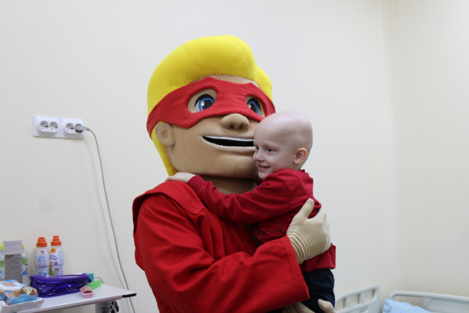 Пациентам Педиатрического университета подарили комиксы о супергерое Славе Самбо